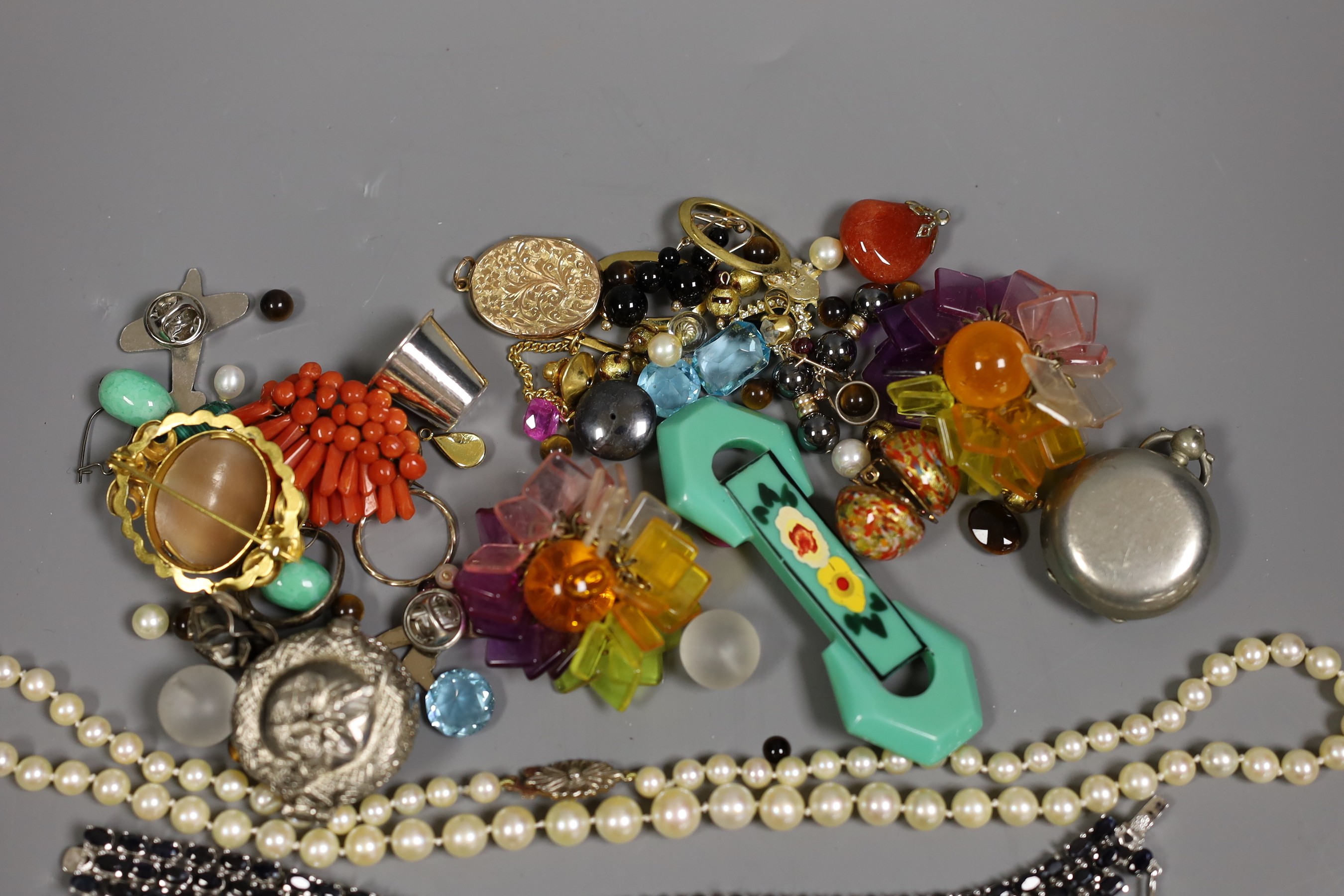 A mixed quantity of costume and other jewellery including cultured pearl necklace and cameo brooch.